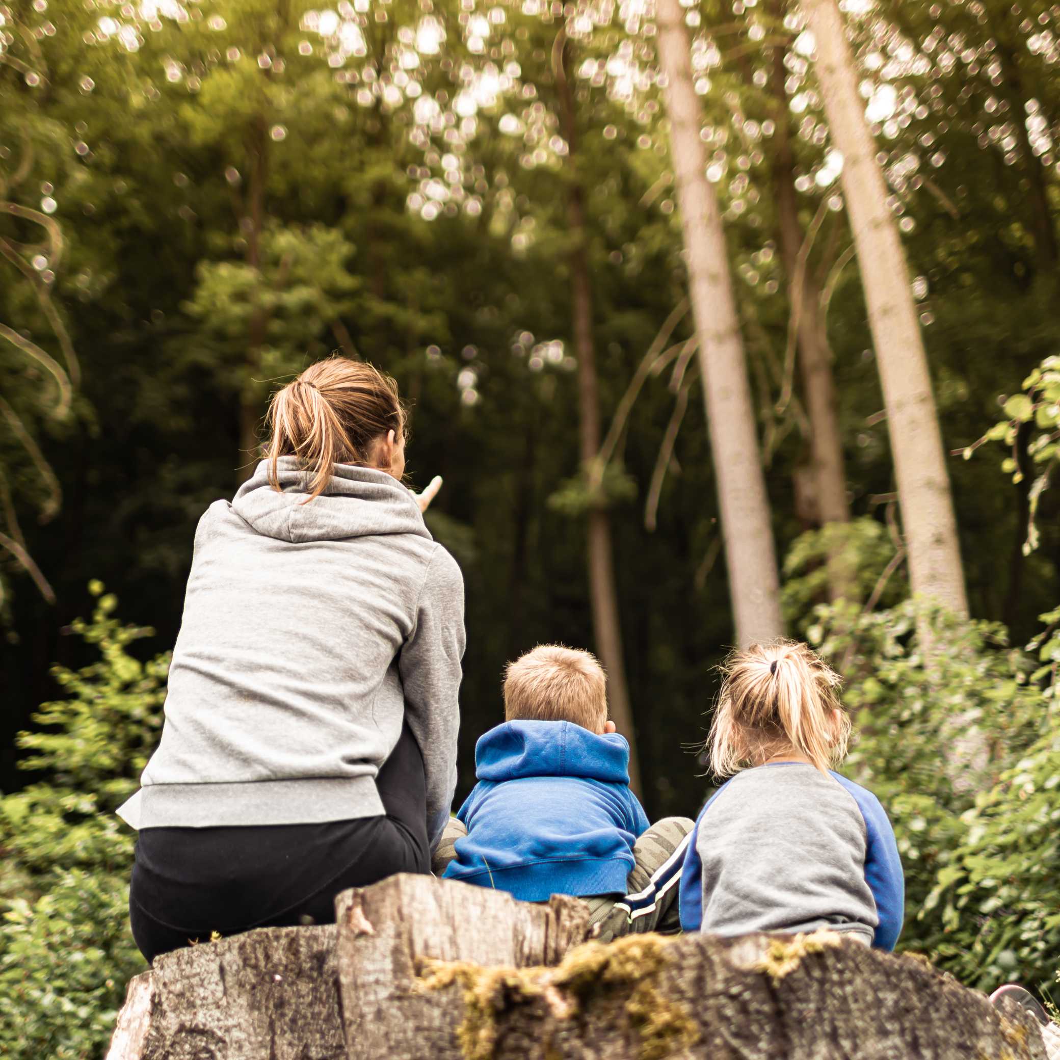 Madre abrazando hijo
