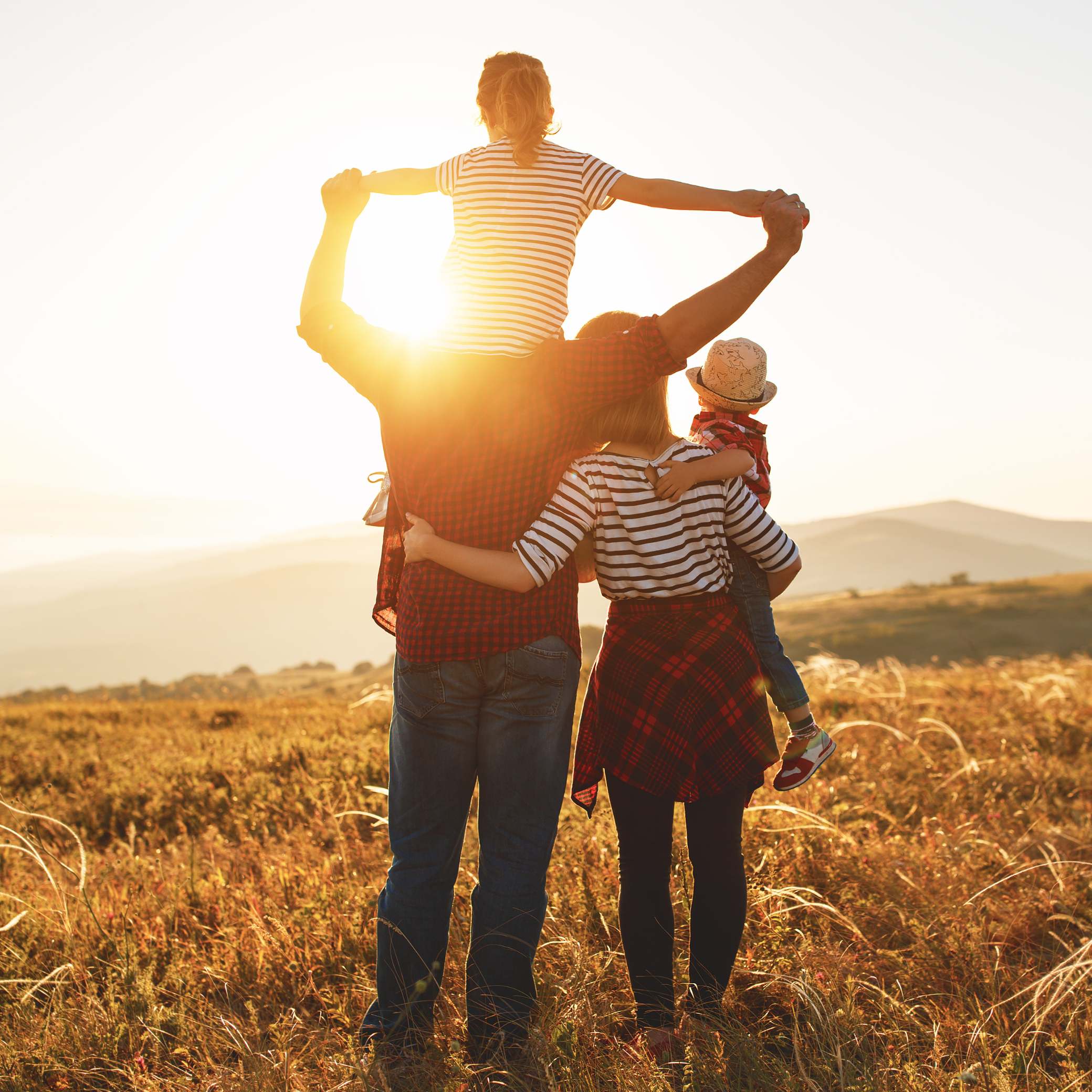 Niños jugando cajas mudanza